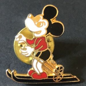 Mickey Mouse skiing ski pin